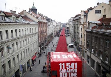 Les petites chaises rouges ⇜ Edna O'Brien - sarajevo les chaises rouges - BouQuivore.fr